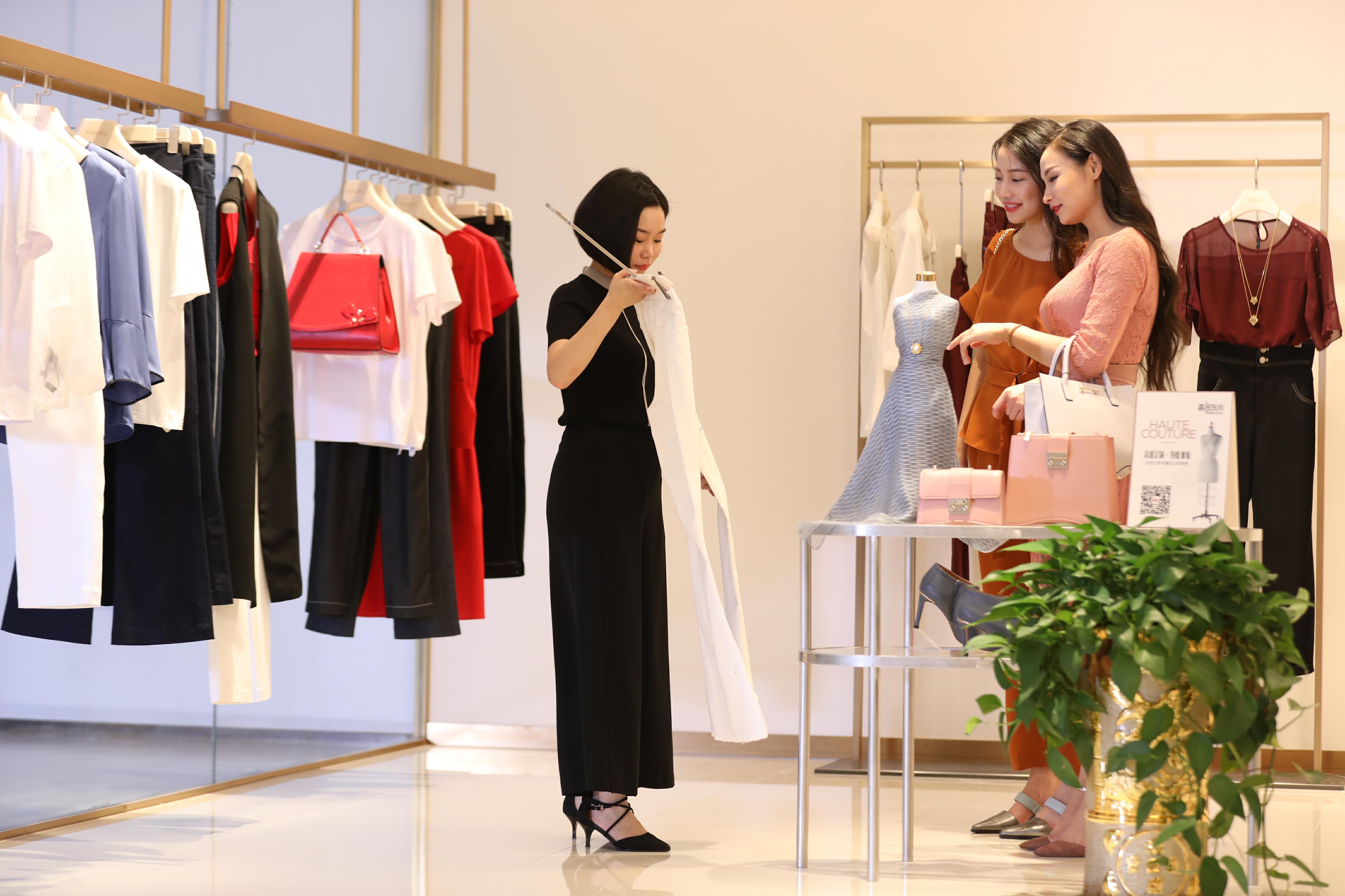 顾客定位对自身着装品质品位,服装尺寸版型,个性化要求较高的时尚女性